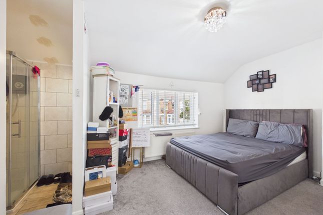 10, Middlesborough Road, London photo 3