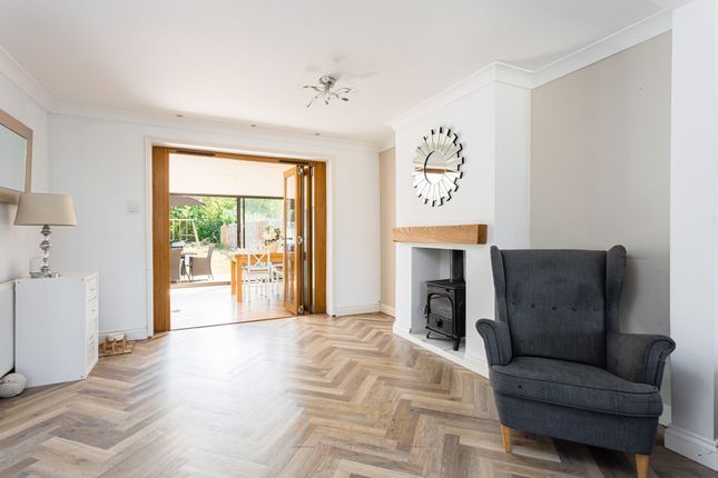 16 Kings Mead, Horley photo 3
