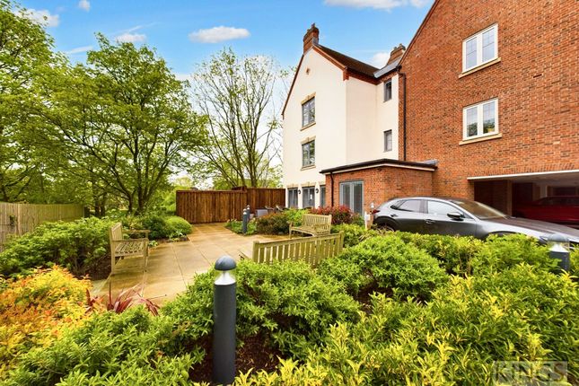 Flat to rent in Great North Road, Highclere House
