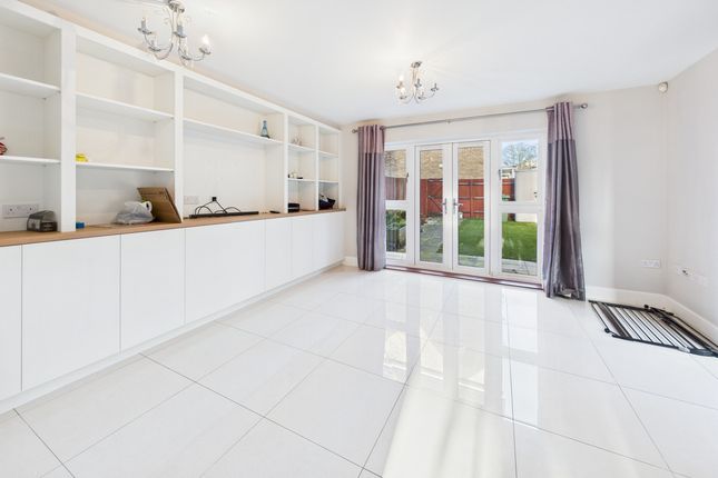 25, Butterfly Crescent, Hemel Hempstead photo 2