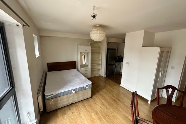 12, Bramley Crescent , Gants Hill photo 3