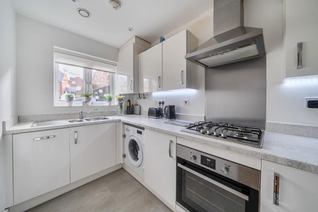 16, Garrett Close, Havant photo 2