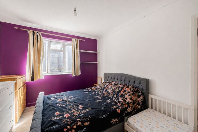 26 Farningham Road, Caterham photo 4