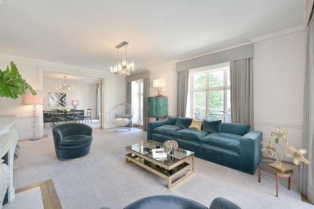 Flat to rent in Portland Place, Marylebone, London