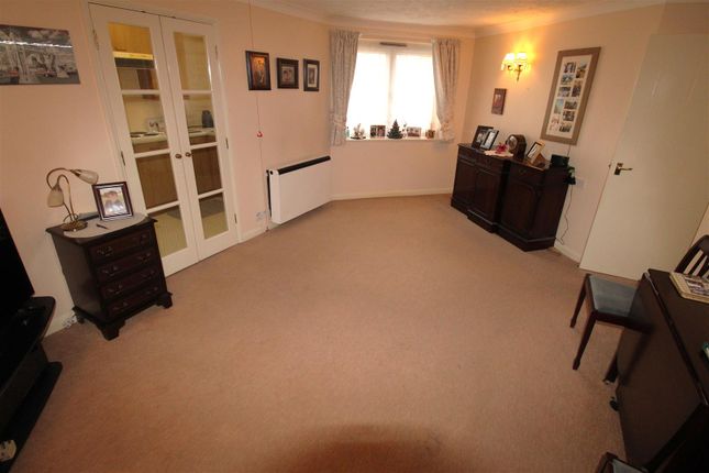 Flat for sale in Oakleigh Close, Swanley