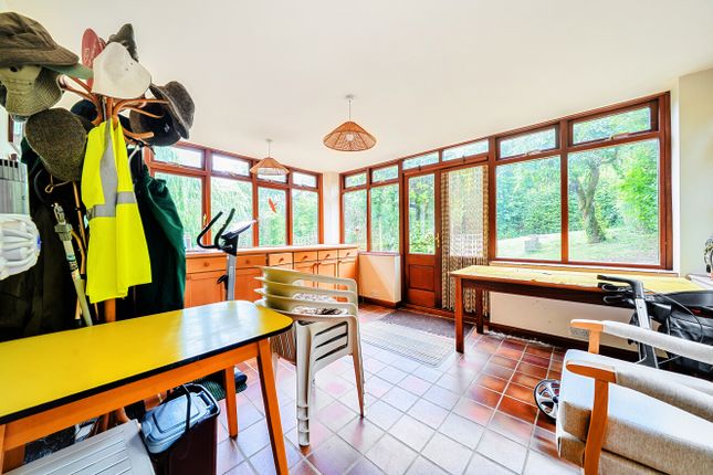 11, Windsor Crescent, Surrey photo 4
