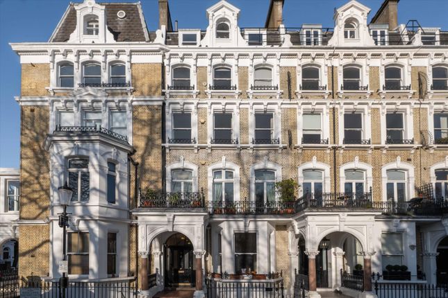 Thumbnail Flat for sale in Redcliffe Square, London SW10.