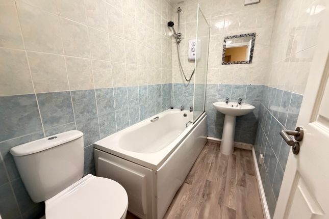 Flat 1, 2, Fore Street, Torpoint photo 4