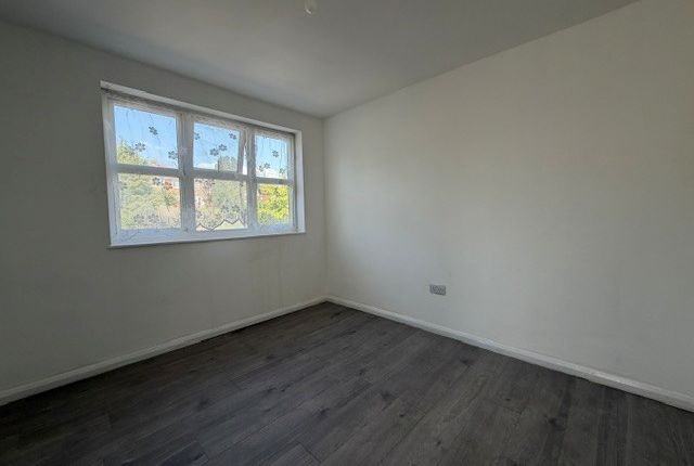 100, Luton photo 2
