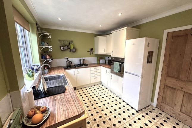 9 Westfield Way, Woking photo 3