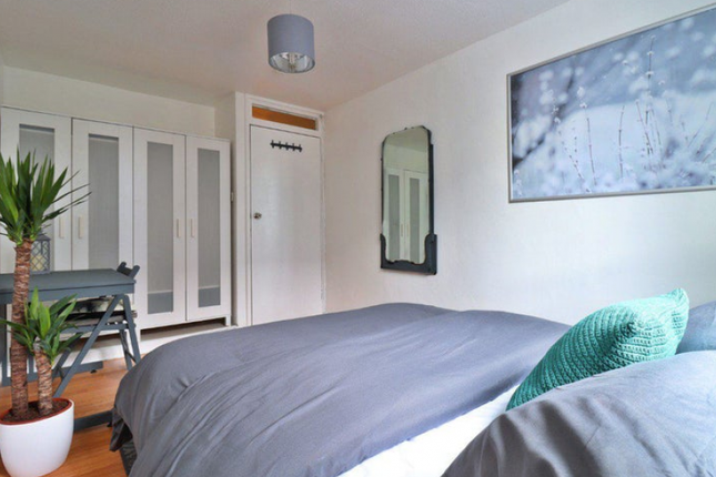 Shared accommodation to rent in Fountain Place, London