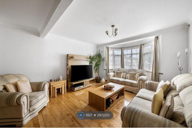 Munster Avenue, Hounslow photo 3