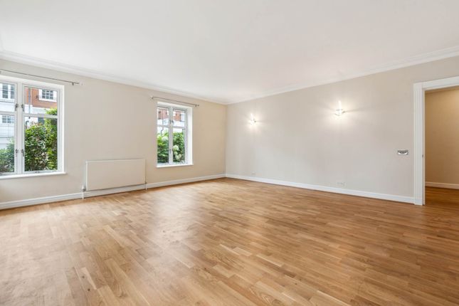 Flat to rent in Oak Lodge, Kensington