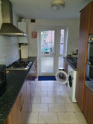 Room to rent in Bowdon Road, London