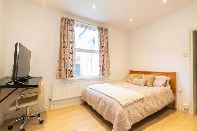Flat 3, 24 Callcott Road, London, London photo 3