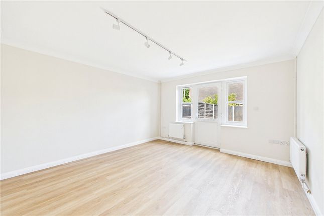 8, Mill Close, Surrey photo 3