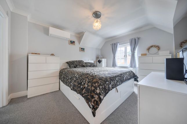 20 West Meads, Horley photo 4