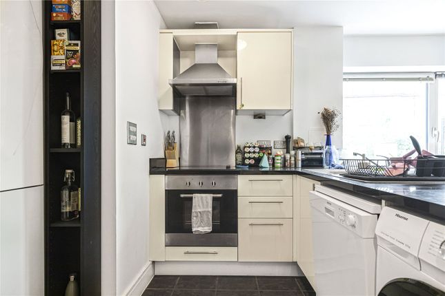 Flat 3, 1, Hare Marsh, London photo 3