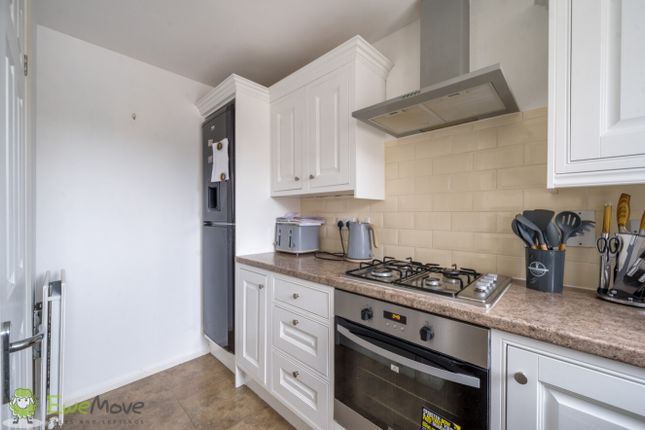 11, Odette Gardens, Tadley photo 4