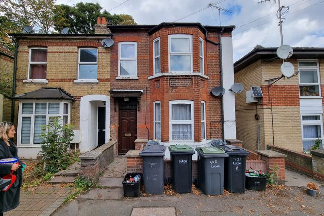 Thumbnail Maisonette to rent in Grove Road, Luton, Bedfordshire