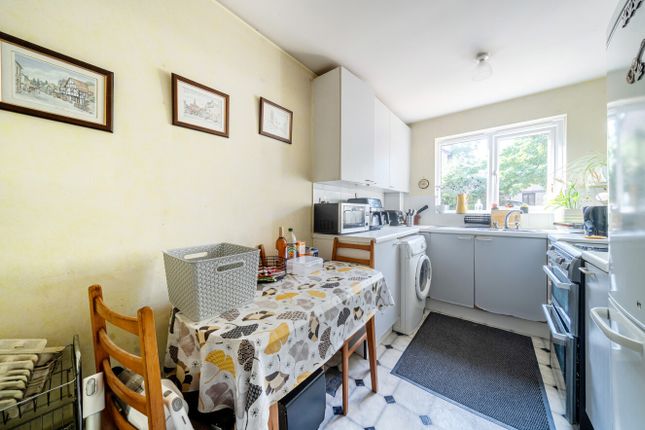 30, Weybrook Drive, Surrey photo 4