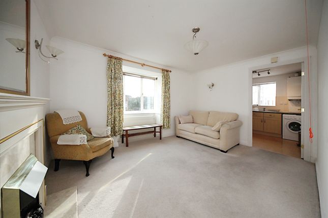 Flat for sale in Hancock Drive, Luton