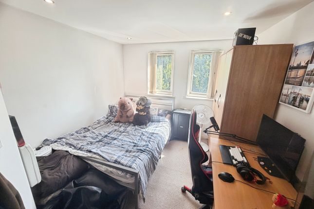 14, Platt House, Elmira Way, Salford photo 5