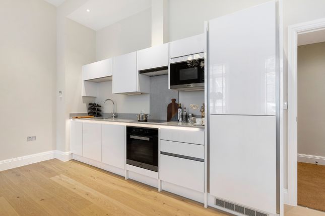 Flat to rent in Bell Yard, London