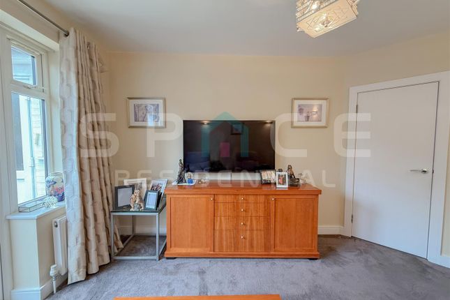 112, Warwick Avenue, Edgware photo 4