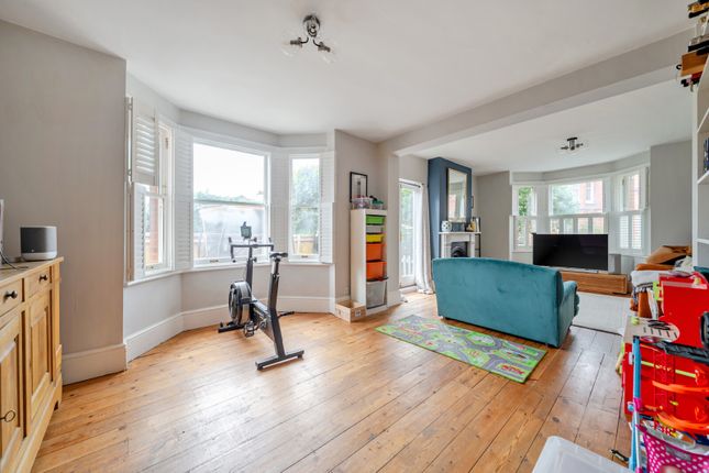 2, Wykeham Road, Farnham photo 4