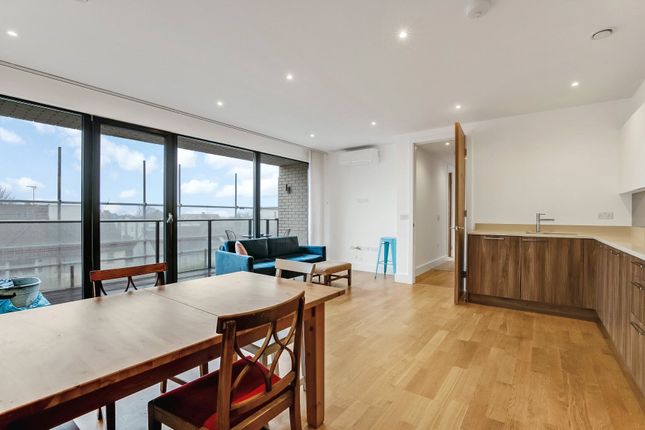Flat for sale in Llanvanor Road, Childs Hill, London