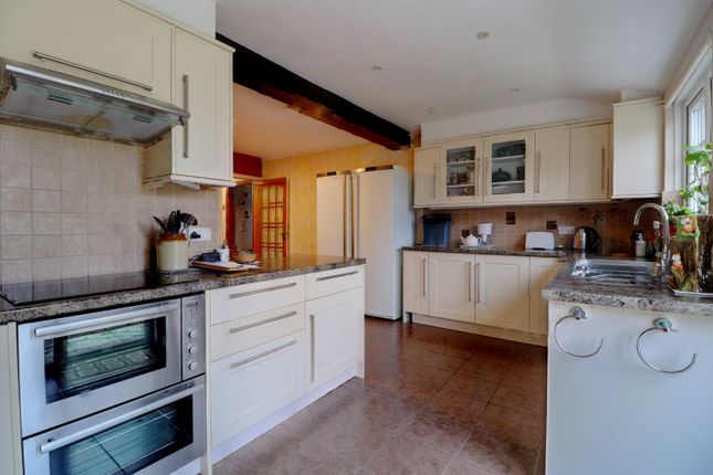 27, Plomer Green Lane, High Wycombe photo 3