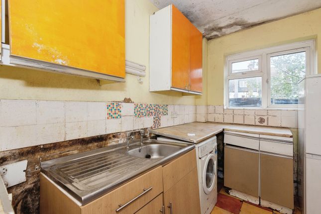 Flat for sale in Clarendon Road, Wallington