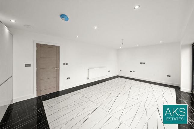11B, Panhard Place, Southall photo 4