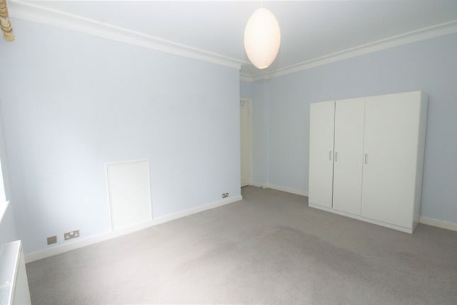 Flat to rent in Elm Park Court, Elm Park Road, Pinner, Middlesex