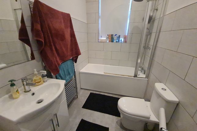 A Bright And Modern Bathroom Suite Featuring A Whi...