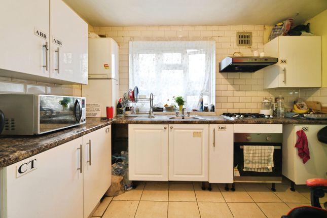 2, Romney Close, London photo 2