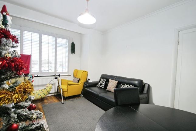 4 Morton Court,, Whitton Avenue West, Northolt photo 4