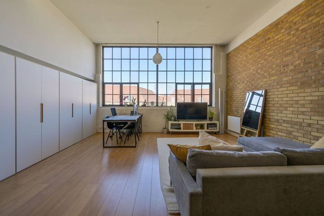 1-bed flat on Chimney Court, Wapping, £540,000