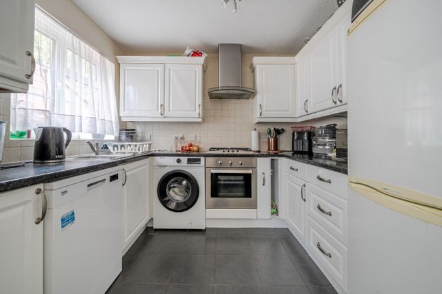 11, Shelton Close, Surrey photo 4
