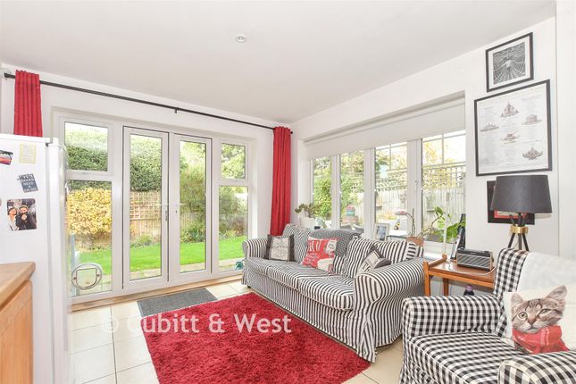 19, William Gardens, Smallfield photo 4