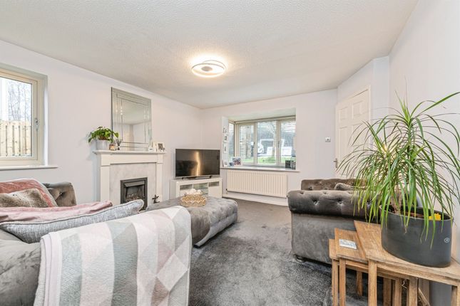 25, Stoneleigh Court, HUDDERSFIELD photo 3