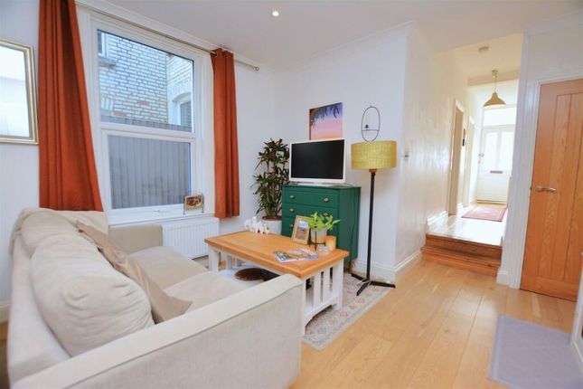 Clarendon Road, Colliers Wood photo 4