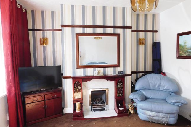 25, Park Lane, Oldham photo 3