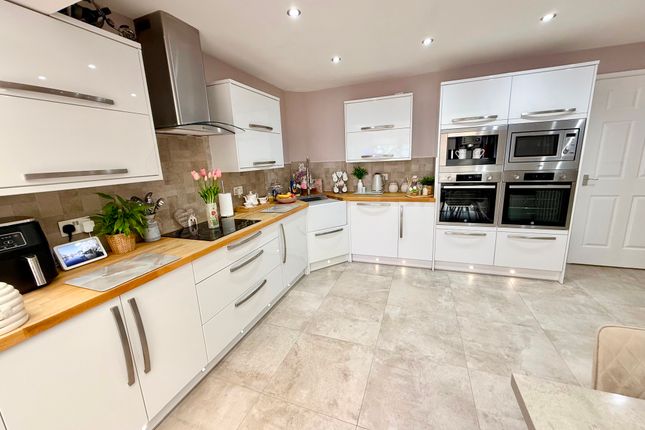 20 Clos Afon Llwyd, Pontypool photo 2