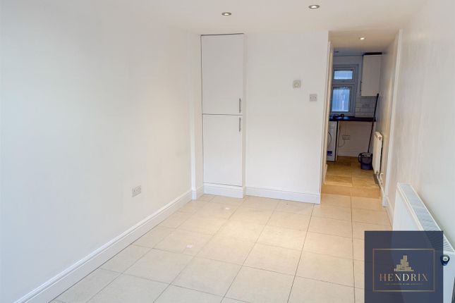 49A, Yardley Lane, London photo 2