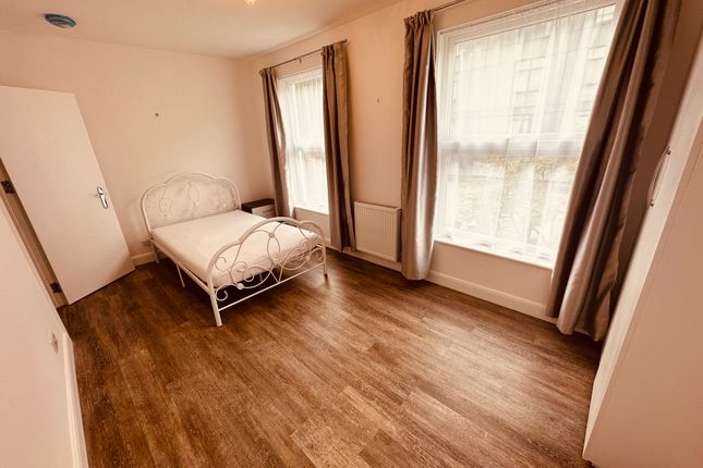 Thumbnail Maisonette to rent in Sussex Way, London