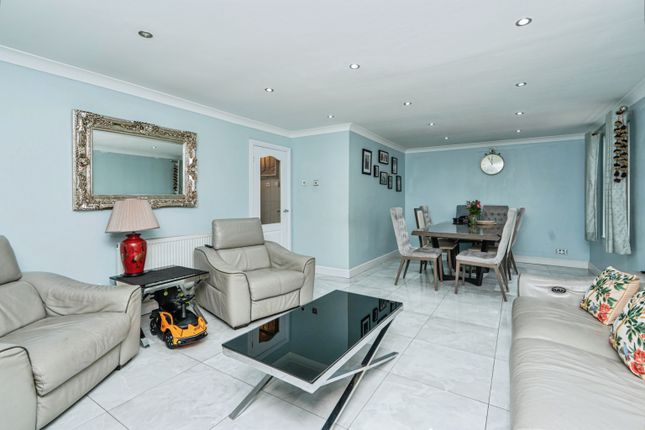 5, Shilburn Way, Woking photo 3