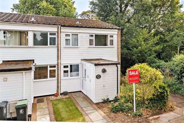 End terrace house for sale in Highfield Green, Epping