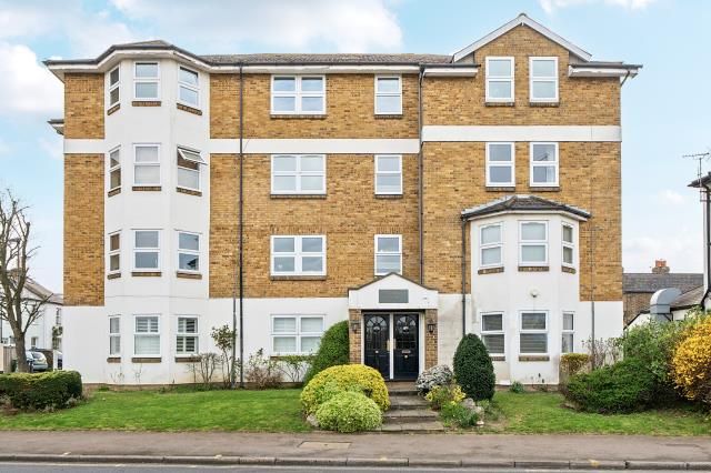 2-bed flat on Flat 11 Chatsworth House,, Portsmouth Road, Surbiton, £325,000